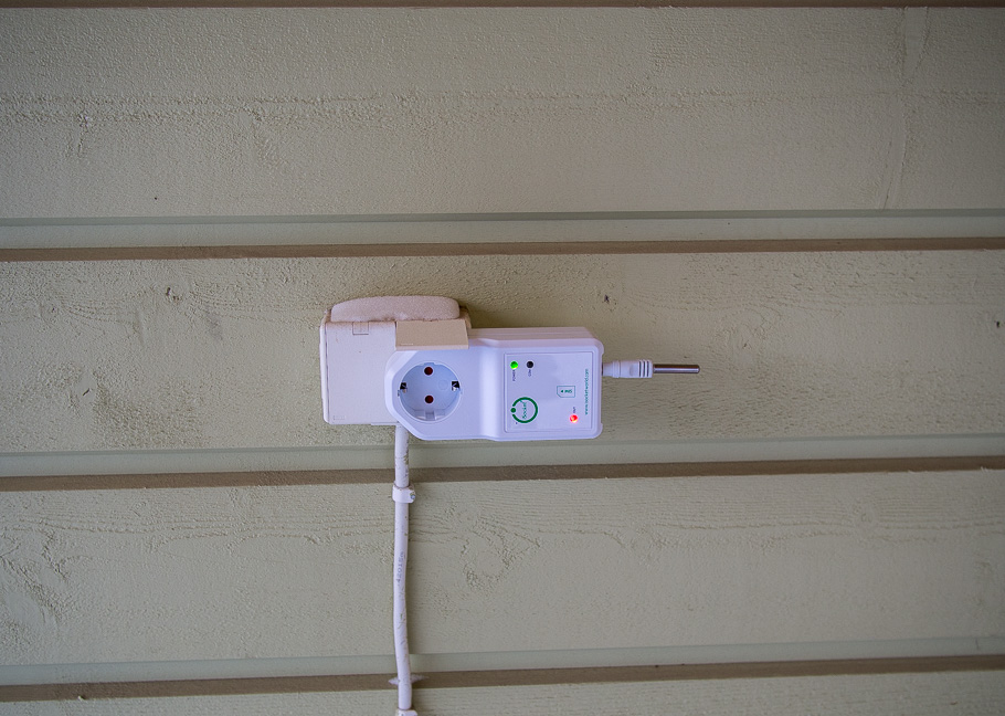 iSocket in cold temperature outside with temperature sensor installed